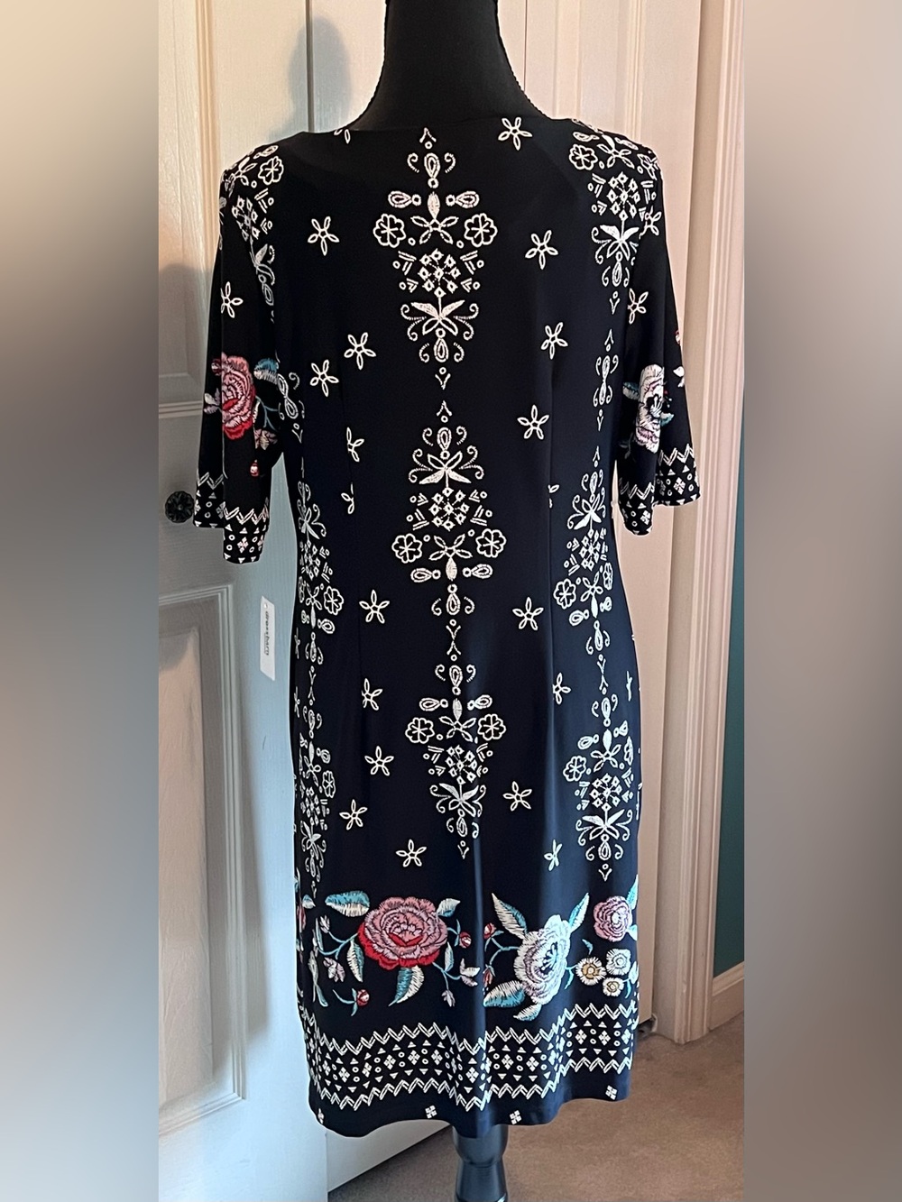 CHETTA B Black Dress with Embroidered Floral Patterns Women’s Size 10 - Picture 2 of 8